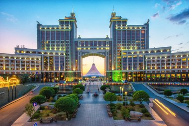 Astana, Kazakistan, Kazakistan 'ın başkenti olarak aydınlatılmış şehrin gece manzarası
