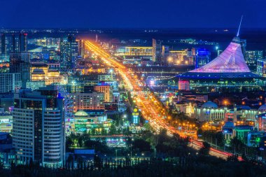 Astana, Kazakistan, Kazakistan 'ın başkenti olarak aydınlatılmış şehrin gece manzarası