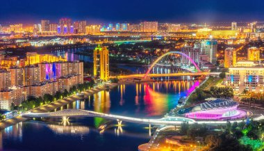 Astana, Kazakistan, Kazakistan 'ın başkenti olarak aydınlatılmış şehrin gece manzarası