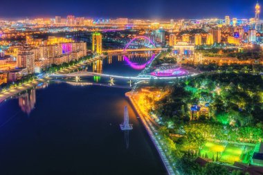 Astana, Kazakistan, Kazakistan 'ın başkenti olarak aydınlatılmış şehrin gece manzarası