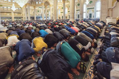 ASTANA, Kazakistan - 30 AUG 2019: Orta Asya 'nın en büyük camisi olan Hazrat Sultan Camii' nde birlikte namaz kılan Müslümanlar, Astana, Kazakistan.