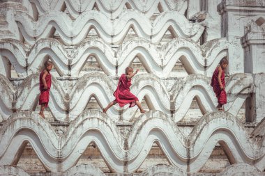 Budist rahipler pagoda, Myanmar 'da yürüyorlar.
