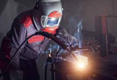 Kaynak robotları hareket bir araba fabrikasında