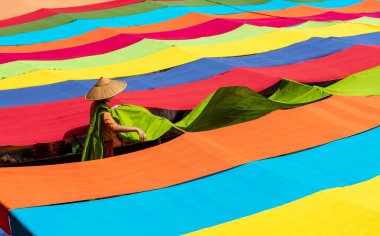 El yapımı renkli nilüfer kumaşları Inle Gölü 'ndeki nilüfer liflerinden yapılmış, Myanmar' daki Shan State. Bu Inle el yapımı nilüfer kumaşları doğal boyalarla yapılır ve güneş ışığında kurutulur. Bu işlem kumaşı göndermeden önce kumaş küçülmesini kontrol eder