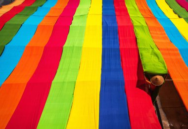 El yapımı renkli nilüfer kumaşları Inle Gölü 'ndeki nilüfer liflerinden yapılmış, Myanmar' daki Shan State. Bu Inle el yapımı nilüfer kumaşları doğal boyalarla yapılır ve güneş ışığında kurutulur. Bu işlem kumaşı göndermeden önce kumaş küçülmesini kontrol eder