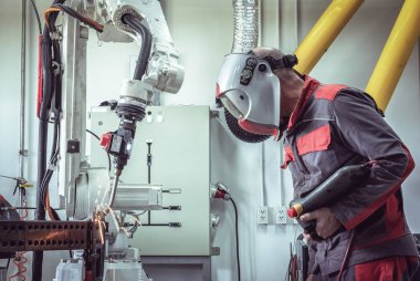 Akıllı fabrika otomotiv endüstrisindeki otomatik silah makinelerinin kaynak denetimi ve denetimi sistem yazılımlarıyla yapılıyor. Dijital üretim işlemi. 