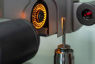 Denetleme odasında iplik kesme araçları