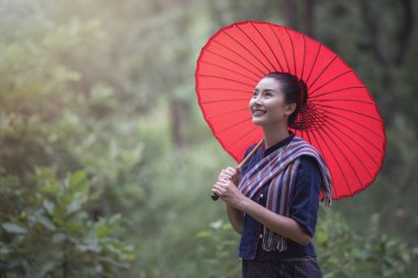 Taylandlı kadın, Tayland kırsalında.