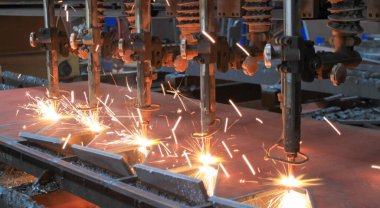 CNC LPG kesme işlemini kıvılcımlarla kapatın