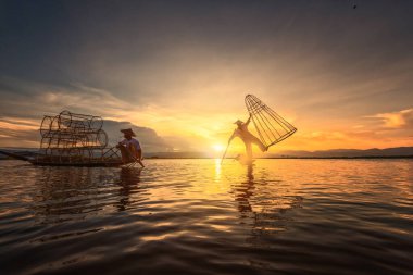 Intha balıkçıları sabahları çalışıyor. Inle Gölü, Myanmar.