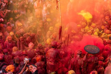 MATHURA, Hindistan - 25 Şubat 2018: Geleneksel Holi Festivali. Holi Festivali bir tür 