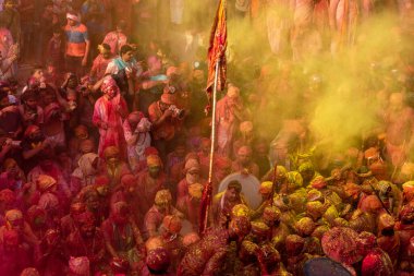 MATHURA, Hindistan - 25 Şubat 2018: Geleneksel Holi Festivali. Holi Festivali bir tür 