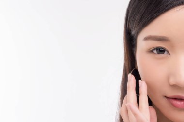 Temiz ciltli güzel bir genç kadın. Yüz bakımı. Yüz bakımı. Kozmetik, güzellik ve kaplıca. Asyalı kadın portresi