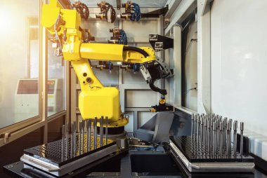 Robotik Kol üretimi modern endüstriyel teknolojiyi temsil ediyor. Otomatik üretim hücresi.