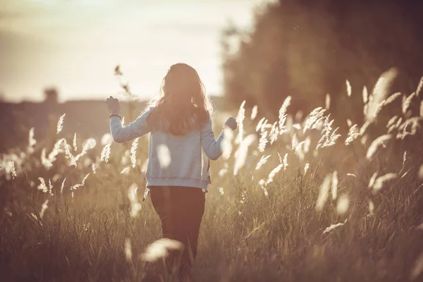 Autumn Girl Disfrutando Naturaleza Campo Beauty Girl Aire Libre Levantando —  Fotos de Stock