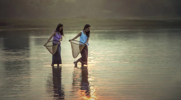 Kvinnlig Fiskare Som Kastar Fisk Sjön Thailand — Stockfoto