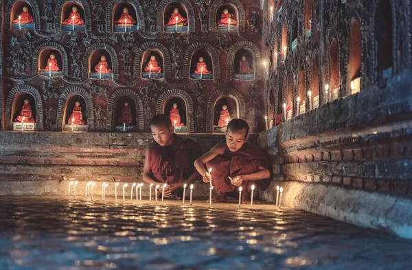 Unga Nybörjare Munkar Tända Levande Ljus Inne Ett Buddhistiskt Tempel — Stockfoto