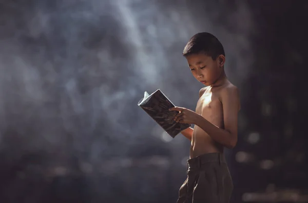 Malý Asijský Chlapec Čtení Knihy Venku Venkovských Oblastech — Stock fotografie