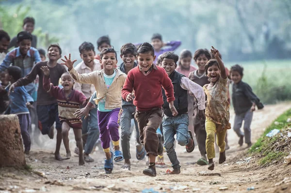 Mathura India Febrero 2018 Grupo Bulliciosos Niños Indios Corriendo Por —  Fotos de Stock