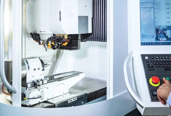 Maintenance Engineer Controlling Industrial Robotic Holding Automotive Part Cnc Machine — Stock Photo, Image