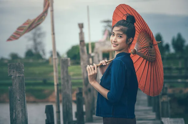 Las Niñas Asiáticas Usan Ropa Tradicional Sostenga Paraguas Rojo Campo — Foto de Stock