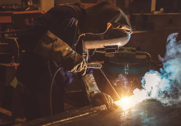 Lavoratore Industriale Operaio Presso Struttura Acciaio Saldatura Fabbrica — Foto Stock