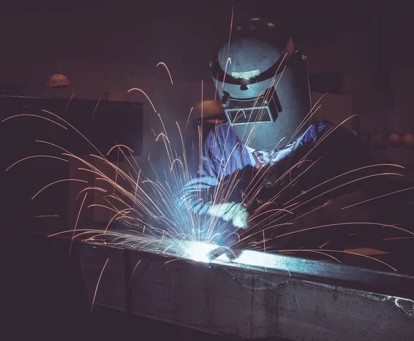 Industriearbeiter Der Fabrik Beim Schweißen Von Stahlkonstruktionen — Stockfoto