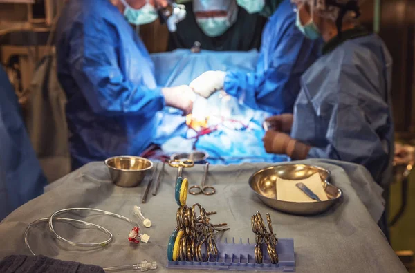 Sebészeti Műszerek Eszközök Beleértve Műtéti Asztalra Helyezett Szikét Fogót Csipeszt — Stock Fotó