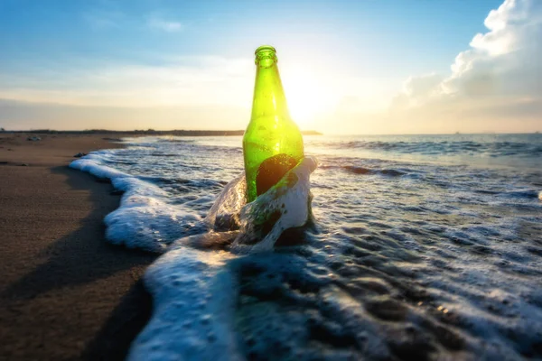 Bierfles Een Zandstrand Met Heldere Lucht Golf — Stockfoto