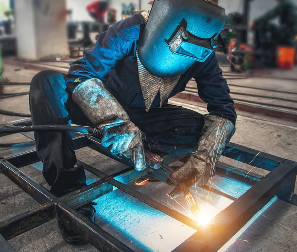 工厂焊接钢结构的产业工人 — 图库照片