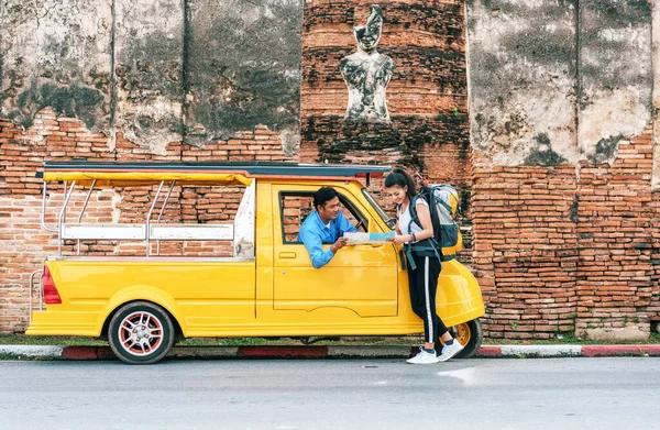 Ασιάτισσα Ταξιδιώτες Ρωτήστε Tuk Tuk Οδηγού Για Σωστή Κατεύθυνση Στο — Φωτογραφία Αρχείου