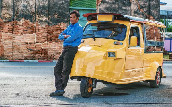 Tuk Tuk Carro Turista Estacionamento Livre Fundo Templo Velho Tuk — Fotografia de Stock