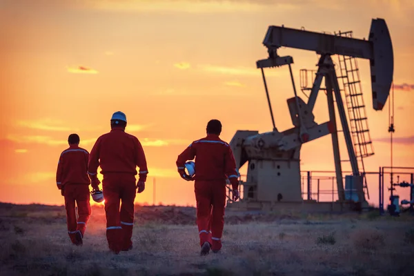 Petrol işçileri çalışıyor.