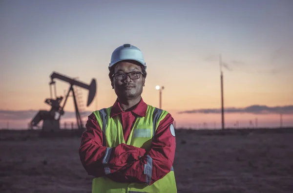 仕事中の石油労働者 — ストック写真