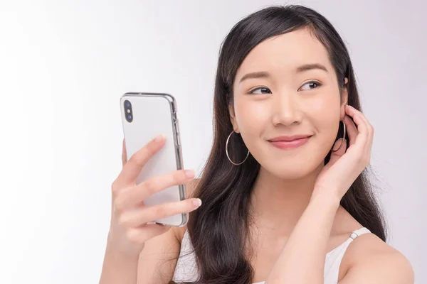 Azjatka Młoda Piękna Szczęśliwa Kobieta Pomocą Smartfona Izolacja Białym Tle — Zdjęcie stockowe