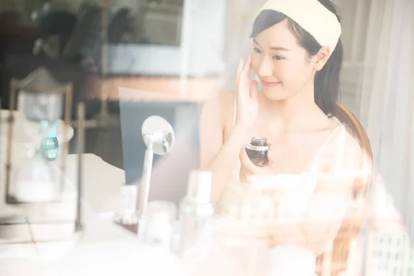 Lächelnd Junge Schöne Asiatische Frau Frische Gesunde Haut Auf Spiegel — Stockfoto