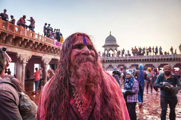 インド マトゥラ 2018年2月25日 インド マトゥラで開催されたホリ祭りの際に インドのヒンズー教徒の旅行者がカラーダンスで微笑んだ — ストック写真
