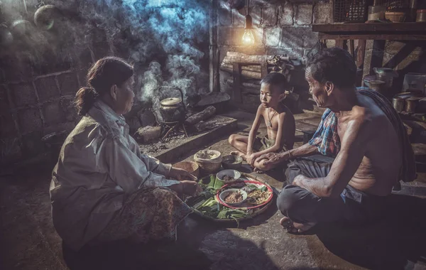 Taylandlı Aile, Tayland 'ın kırsal kesimlerinde birlikte yemek yiyor.