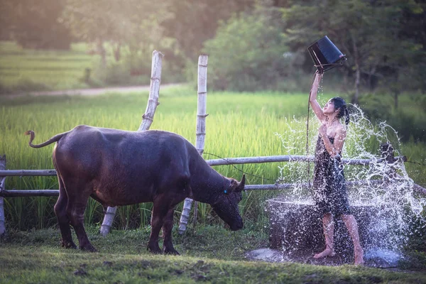 Kvinna Badplats Thailand Landsbygd — Stockfoto