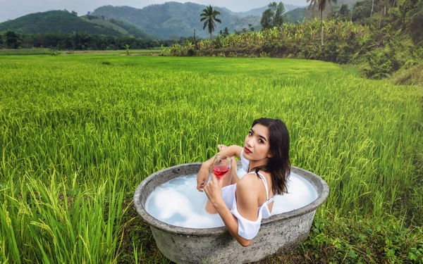 Γυναίκα Εξωτερική Μπάνιο Στη Φύση Ταϊλάνδη Ύπαιθρο Εικόνα Αρχείου