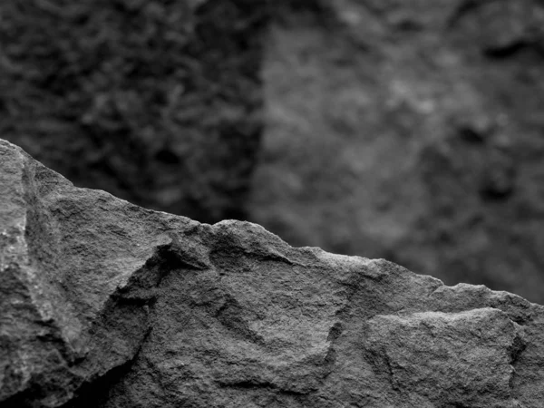 Μια Rough Textured Rock Έμπροσθεν Focus Μια Πέτρα Θολωμένο Μαύρο — Φωτογραφία Αρχείου