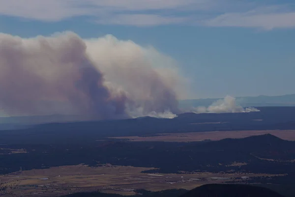 애리조나주 북부에서 화재의 연기는 플래그 스태프 주변의 산에서 보인다 — 스톡 사진