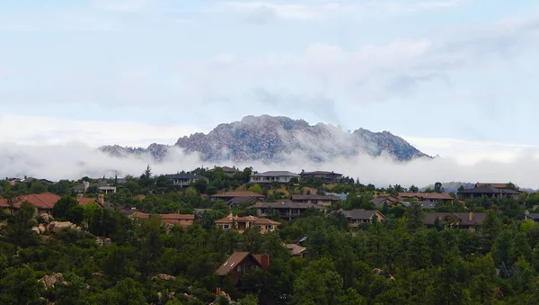 Granito Montaña Vestida Con Nubes Bajas Brumosas Como Mañana Llega —  Fotos de Stock