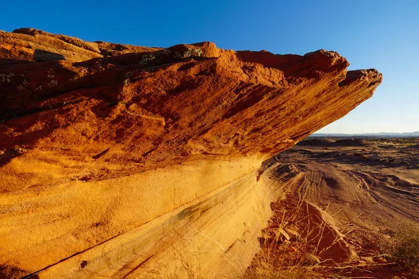 Sandstensklippor Som Har Blivit Underskurna Från Erosion Hänger Otryggt Ovanför — Stockfoto