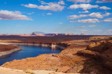 Kuzey Arizona 'daki Powell Gölü' nün güzel renkleri.
