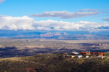 Sedona 'nın kırmızı kayalıklarına ve Jerome' un güzel Verde Vadisi 'ne bakıyorum..
