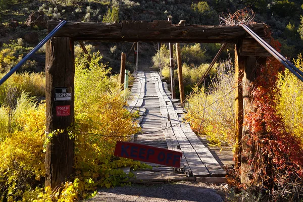 古い橋は ニューメキシコの秋の色の美しい色に座っています — ストック写真