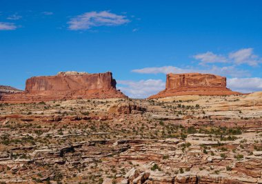 Büyük kızıl kaya nöbetçileri sessizce Canyonlands Ulusal Parkı 'na giden yolu gözlüyor..
