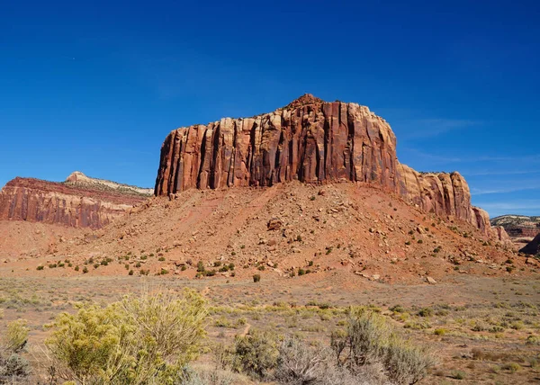 Una Fortaleza Roca Roja Natural Extiende Hacia Cielo Azul Brillante —  Fotos de Stock
