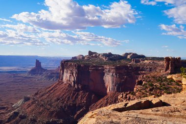 Güzel kırmızı kaya manzarası Canyonlands Ulusal Parkı 'nın her tarafına yayılmış durumda.
